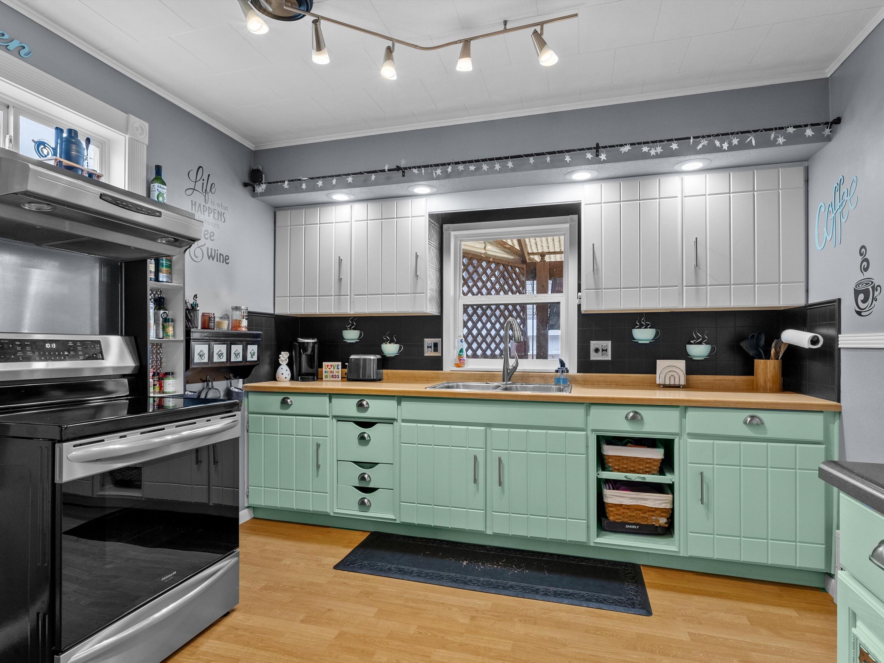 Manitowoc, Wisconsin 54220, United States, 3 Bedrooms Bedrooms, ,2 BathroomsBathrooms,Residential,Active,197315