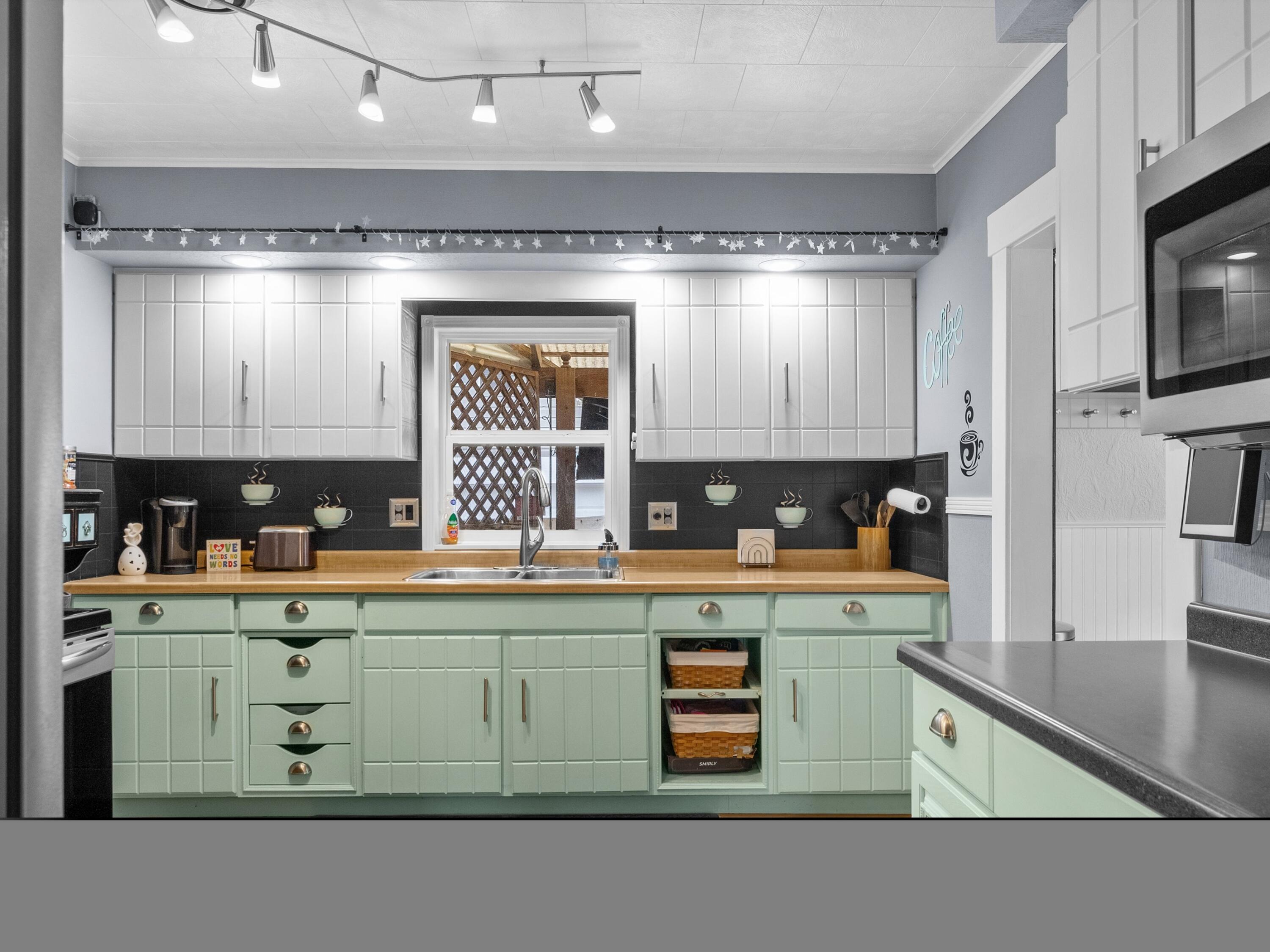 Manitowoc, Wisconsin 54220, United States, 3 Bedrooms Bedrooms, ,2 BathroomsBathrooms,Residential,Active,197315