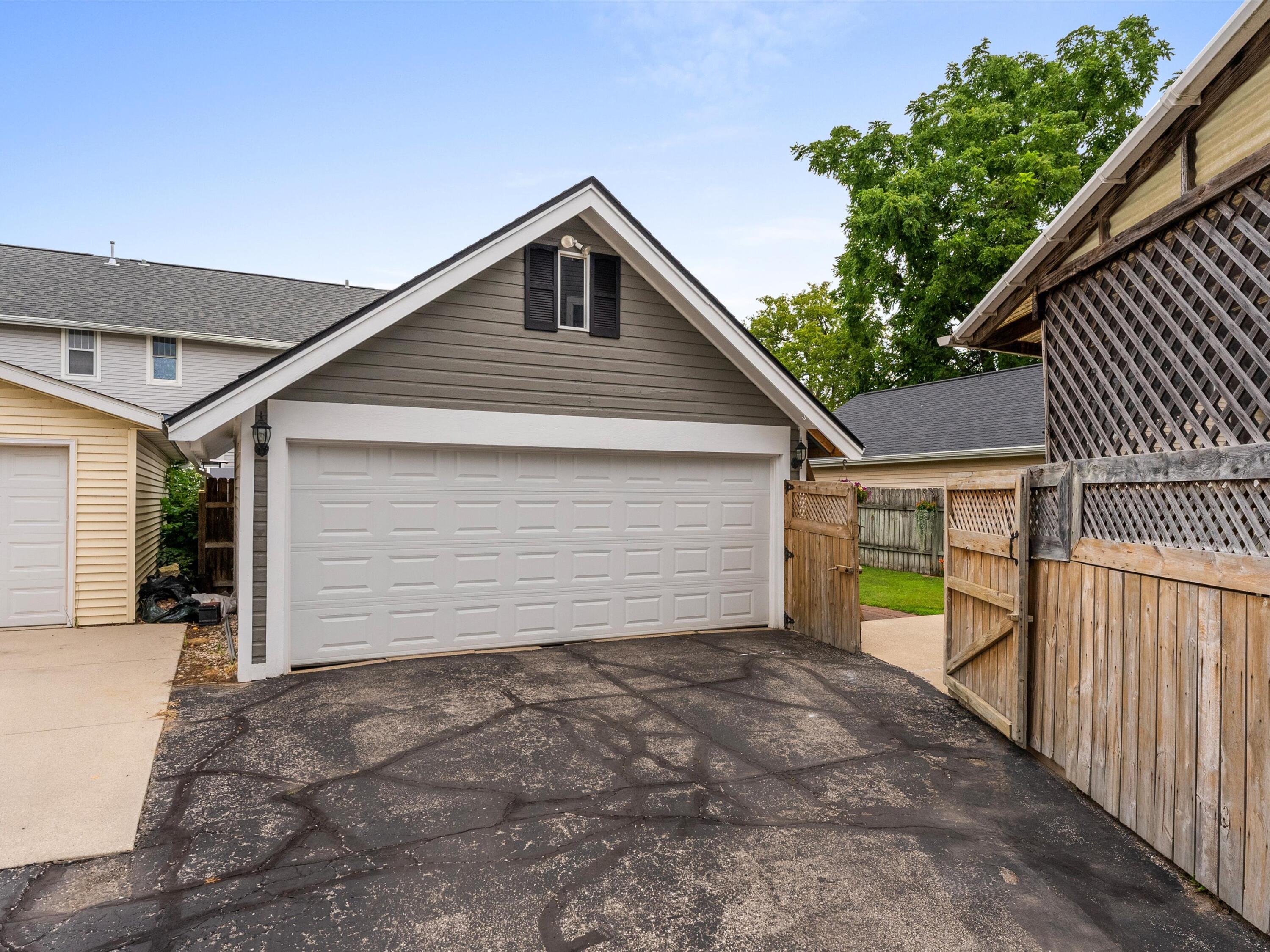 Manitowoc, Wisconsin 54220, United States, 3 Bedrooms Bedrooms, ,2 BathroomsBathrooms,Residential,Active,197315