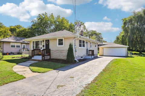Photo of 2309 Easy St, Waukesha, WI 53188 (MLS # 1984205)