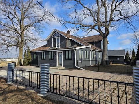 Photo of 4464 S Whitnall Ave, Saint Francis, WI 53235 (MLS # 1952747)