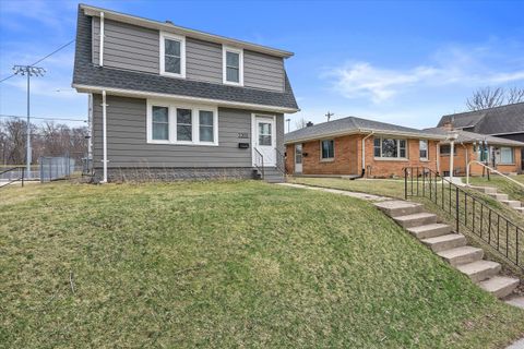 Photo of 1201 15th Ave, South Milwaukee, WI 53172 (MLS # 1955243)