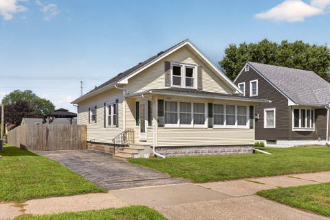 Photo of 1420 19th St S, La Crosse, WI 54601 (MLS # 1976928)