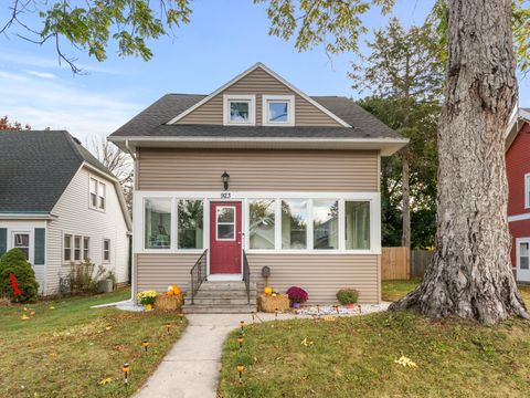 Photo of 923 N 6th St, Manitowoc, WI 54220 (MLS # 1940712) Photo of 923 N 6th St, Manitowoc, WI 54220 (MLS # 1940712)
