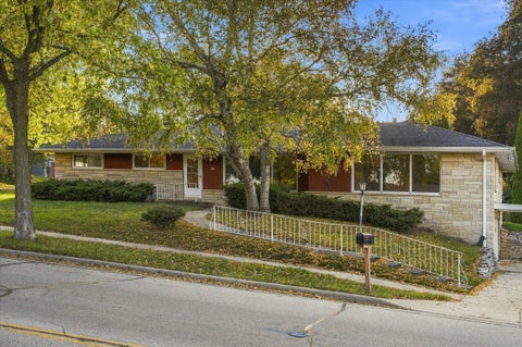 Photo of 918 S 7th Ave, West Bend, WI 53095 (MLS # 1984736)