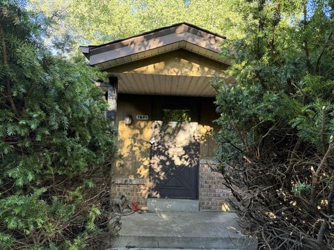 Photo of 1606 S Wildwood Dr, New Berlin, WI 53151 (MLS # 1936338)