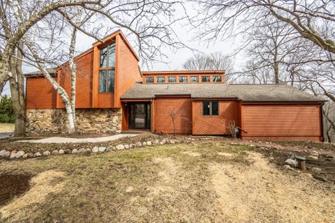 Photo of 3113 Rolaine Pkwy, Hartford, WI 53027 (MLS # 1955426)