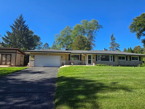 Photo of 1425 S Sunny Crest Dr, New Berlin, WI 53146 (MLS # 1983811)