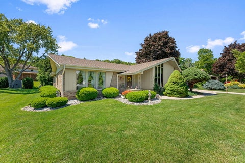 Photo of 4821 W Clayton Ave, Greenfield, WI 53220 (MLS # 1969381)