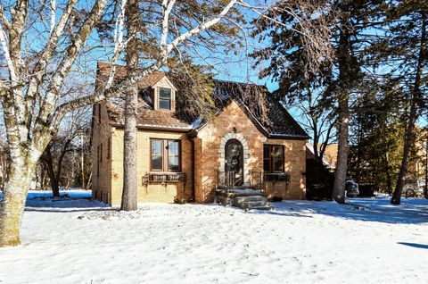 Photo of 424 W Luebbe Ln, Glendale, WI 53217 (MLS # 1947590)