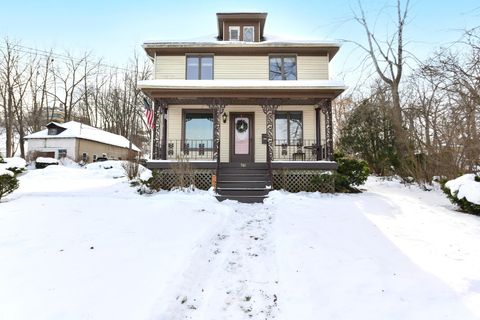 Photo of 561 W Chestnut St, Burlington, WI 53105 (MLS # 1945277)