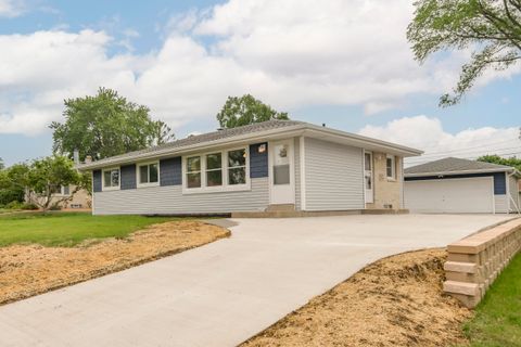 Photo of W151N8656 Marshall Dr, Menomonee Falls, WI 53051 (MLS # 1922936)