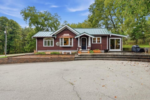 Photo of N46W29096 E Capitol Dr, Delafield, WI 53029 (MLS # 1983095)