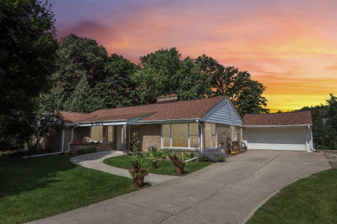 Photo of 5004 W Hiawatha Dr, Mequon, WI 53092 (MLS # 1980584)