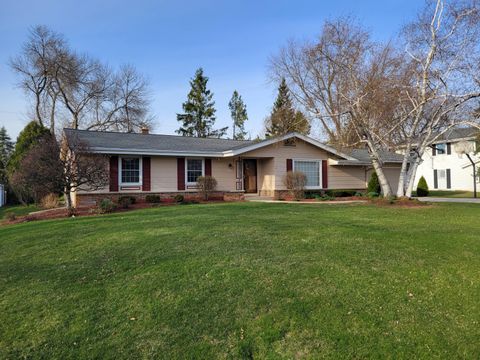 Photo of 13600 W Forest Knoll Dr, New Berlin, WI 53151 (MLS # 1956897)