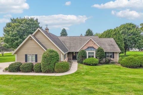 Photo of 435 Nickelby Ct, Delafield, WI 53018 (MLS # 1982225)