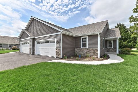 Photo of 319 N Trailview Cir, Waterford, WI 53185 (MLS # 1873284)