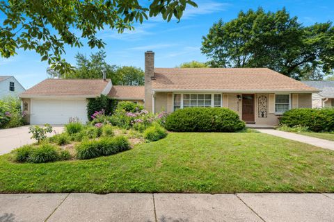 Photo of 6339 N BAY RIDGE Ave, Whitefish Bay, WI 53217 (MLS # 1959236)
