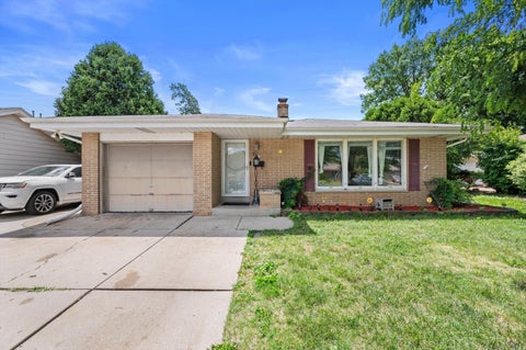 Photo of 4501 W Tesch Ave, Greenfield, WI 53220 (MLS # 1967913)