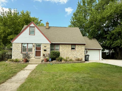 Photo of 602 E College Ave, Waukesha, WI 53186 (MLS # 1980627)