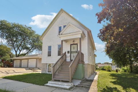 Photo of 1509 Pine St, South Milwaukee, WI 53172 (MLS # 1946731)