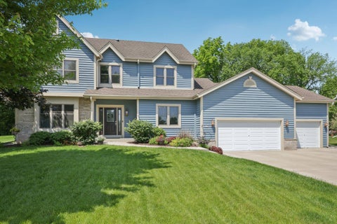 Photo of 3915 S Waterbury Ct, New Berlin, WI 53151 (MLS # 1921845)