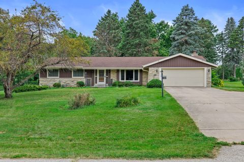 Photo of 2365 Alta Louise Pkwy, Brookfield, WI 53045 (MLS # 1932992)