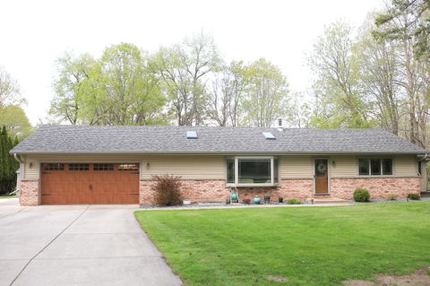 Photo of N64W34206 Bayview Rd, Oconomowoc, WI 53066 (MLS # 1961687)