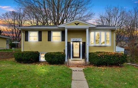 Photo of 357 N Kendrick Ave, Burlington, WI 53105 (MLS # 1944105)