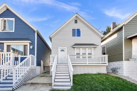 Photo of 2041 S 15th Pl, Milwaukee, WI 53204 (MLS # 1985125)