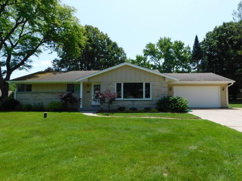 Photo of 16305 Coronado Ct, Brookfield, WI 53005 (MLS # 1923270)