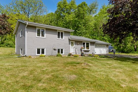 Photo of W278S8705 Lookout Ln, Vernon, WI 53149 (MLS # 1964343)