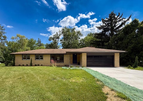 Photo of 17865 Windemere Rd, Brookfield, WI 53045 (MLS # 1968626)