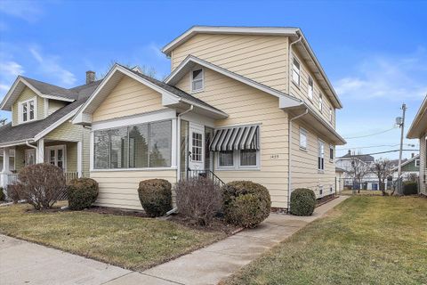 Photo of 1423 West Lawn Ave, Racine, WI 53405 (MLS # 1952637)