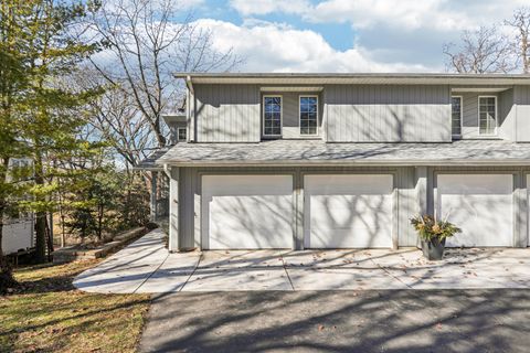 Photo of 400 Country Club Dr, Lake Geneva, WI 53147 (MLS # 1950987)