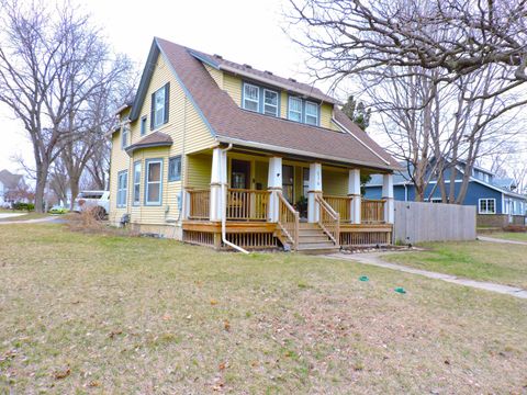 Photo of 516 Riverside Dr, Fort Atkinson, WI 53538 (MLS # 1954100)