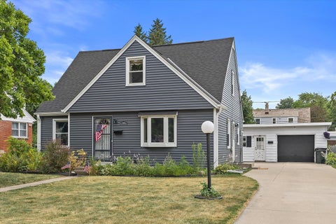 Photo of 725 Oak St, South Milwaukee, WI 53172 (MLS # 1972843)
