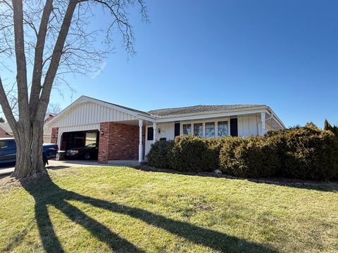 Photo of 6144 Twin Oak Dr, Greendale, WI 53129 (MLS # 1951078)