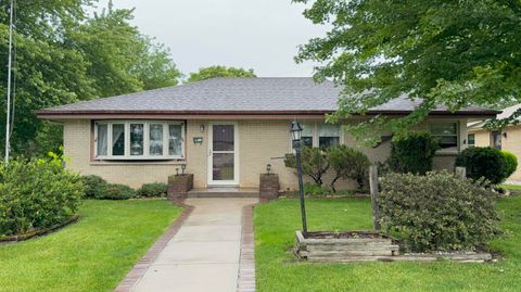 Photo of 1406 Monroe Ave, South Milwaukee, WI 53172 (MLS # 1967851)