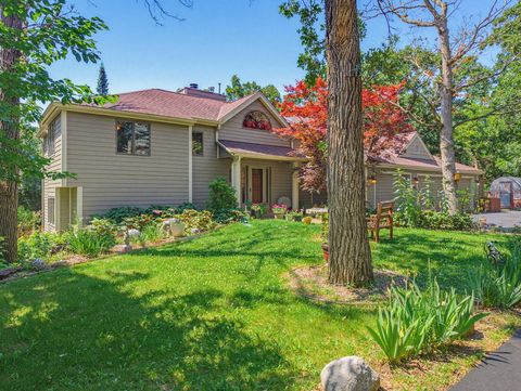 Photo of S1W31450 Hickory Hollow Ct, Delafield, WI 53018 (MLS # 1971198)