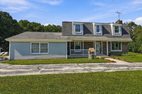 Photo of 1582 Edgewater Ct, Grafton, WI 53024 (MLS # 1981479)