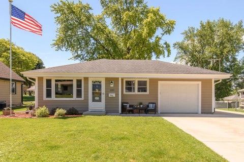 Photo of 1109 Lawndale Ave, Waukesha, WI 53188 (MLS # 1968164)