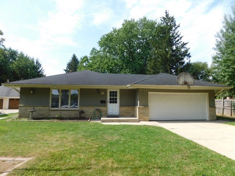 Photo of W67N847 Washington Ave, Cedarburg, WI 53012 (MLS # 1978896)