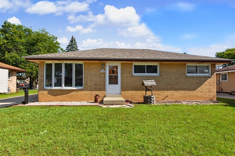 Photo of N89W15240 Jefferson Ave, Menomonee Falls, WI 53051 (MLS # 1980290)