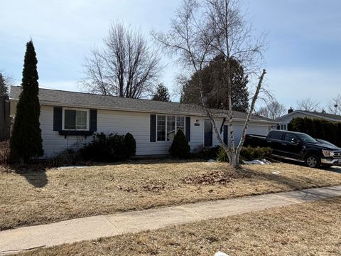 Photo of 1221 Summit St, Manitowoc, WI 54220 (MLS # 1955746)