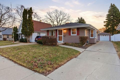 Photo of 1521 Illinois St, Racine, WI 53405 (MLS # 1953280)