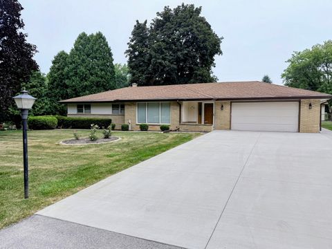 Photo of N81W15328 Hilltop Dr, Menomonee Falls, WI 53051 (MLS # 1972482)