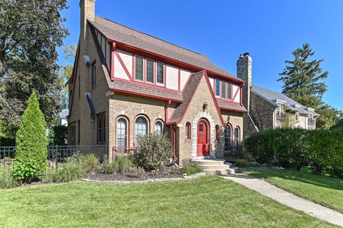 Photo of 7926 Hillcrest Dr, Wauwatosa, WI 53213 (MLS # 1983831)