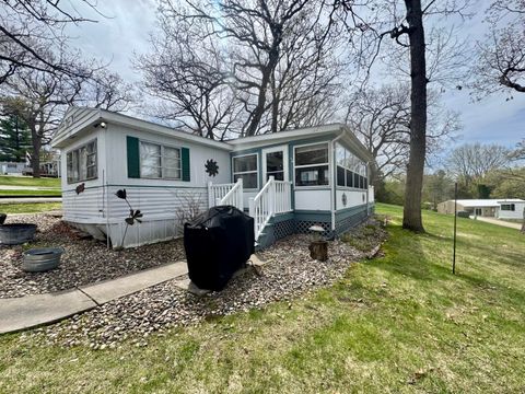 Photo of W1325 Spring Grove Rd, Green Lake, WI 54971 (MLS # 1960701)