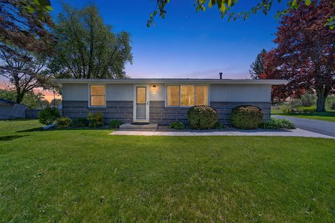 Photo of 9707 Saratoga Dr, Caledonia, WI 53108 (MLS # 1962196)